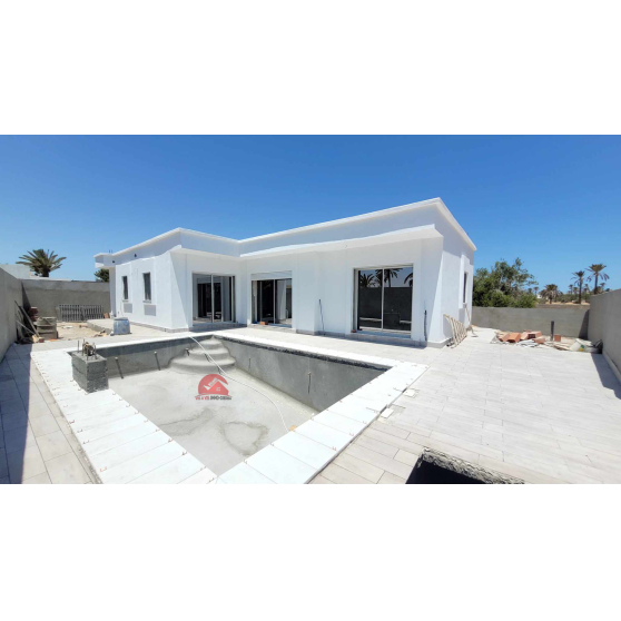 VILLA AVEC PISCINE PRIVÉE À VENDRE À MID