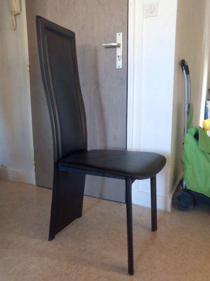 5 chaises noires Design