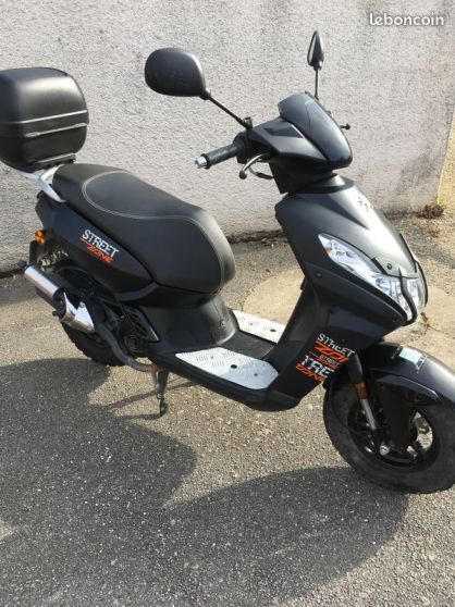 Scooter peugeot STREET ZONE