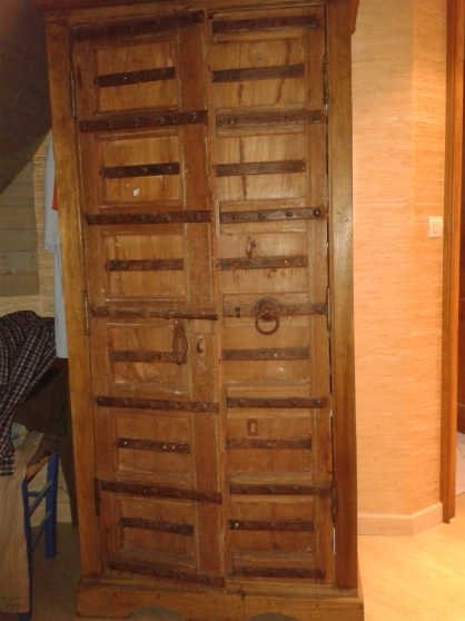 Annonce occasion, vente ou achat 'Armoire bois massif avec vieilles portes'