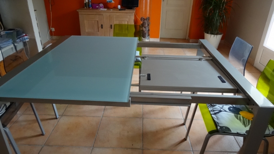 TABLE - Photo 2