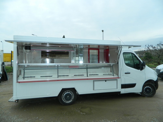 Annonce occasion, vente ou achat 'Beau CAMION MAGASIN Renault master DCI'