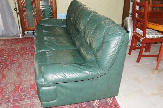 Beau canapé-lit en cuir vert