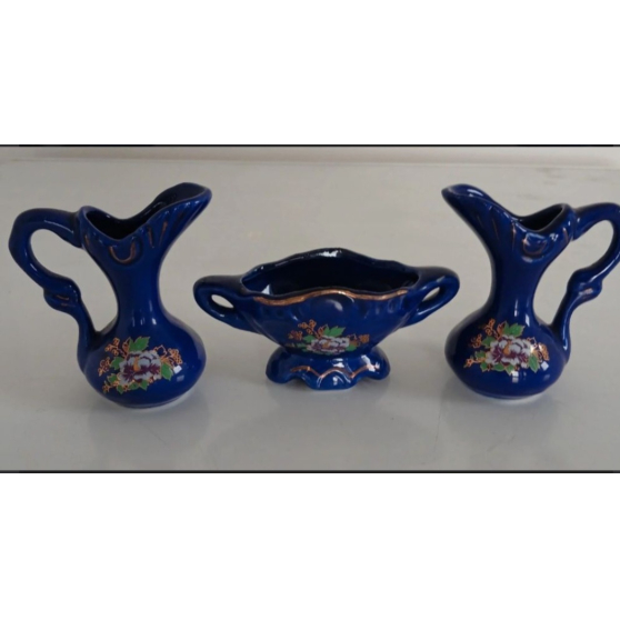 Ensemble deux petits vases et plat ovale