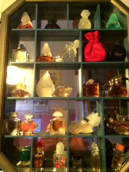 Annonce occasion, vente ou achat 'vitrine miniatures de parfums'