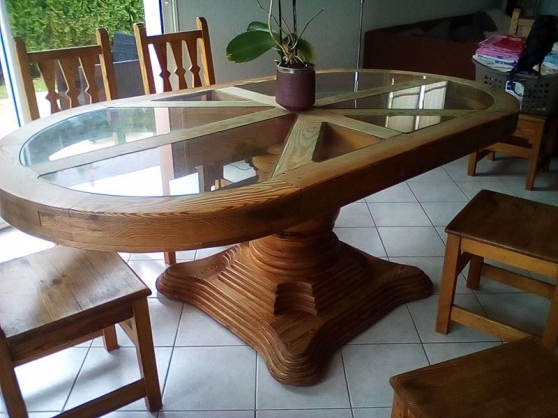 table en bois vitrée + 6 chaises