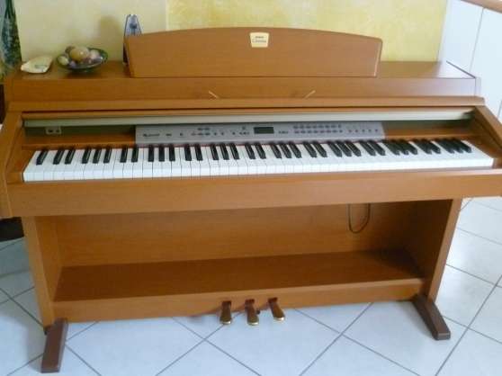 PIANO NUMERIQUE YAMAHA CLP240C à Reims - Marche.fr