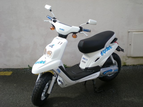 scooter mbk booster de couleur blanche