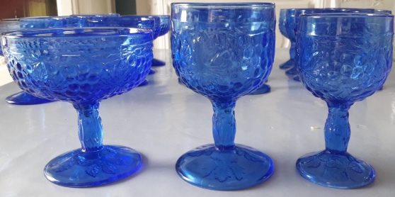 Annonce occasion, vente ou achat '24 verres bleus  motifs incrusts'