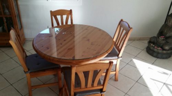 TABLE RONDE + 4 CHAISES