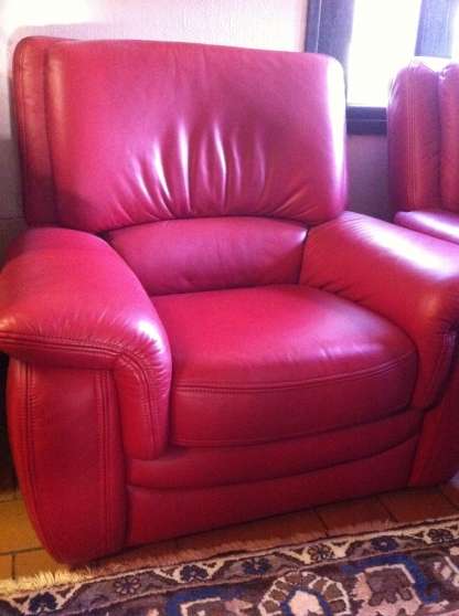 Annonce occasion, vente ou achat 'Une paire de fauteuils en cuir rouge'