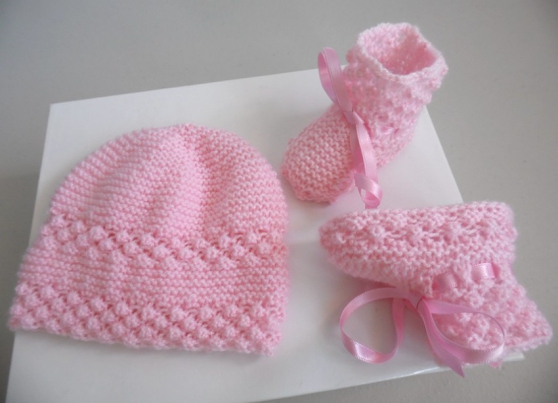 Annonce occasion, vente ou achat 'Bonnet chaussons ROSES tricot laine fait'