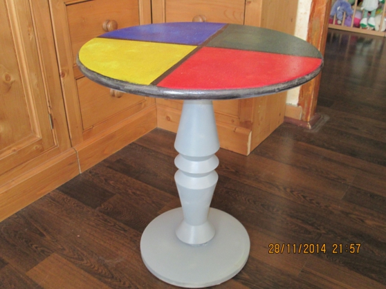 Table "Arc-en-ciel" customisée