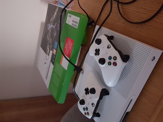 Xbox One S+2 manettes+L'OmbreDeLaGuerre