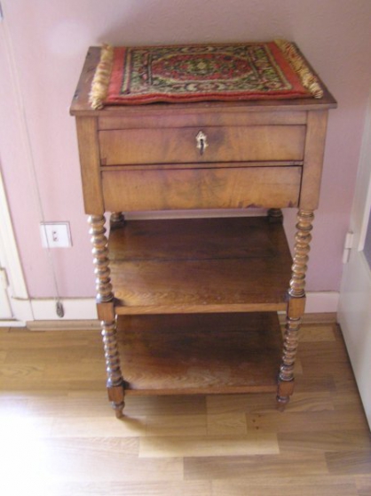 Petite antique armoire cabinet