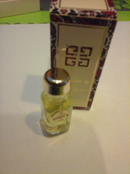 Annonce occasion, vente ou achat 'miniature parfum givenchy'