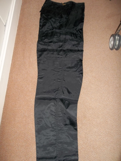 Annonce occasion, vente ou achat 'Pantalon cargo noir - taille S'
