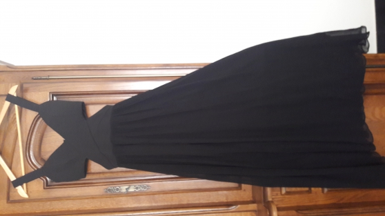 Belle robe noire très classe.