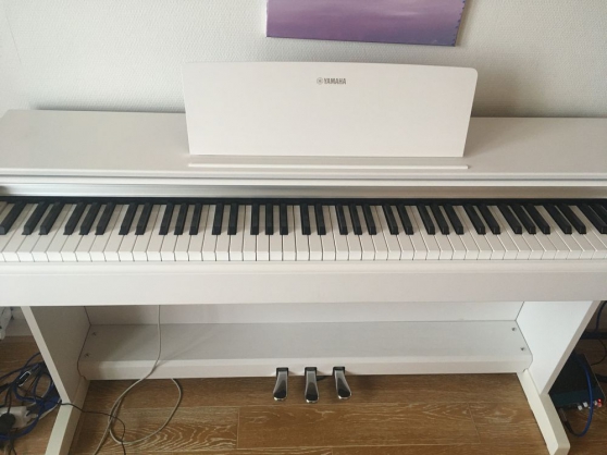 Annonce occasion, vente ou achat 'Piano Numérique meuble YDP- 143 blanc, t'