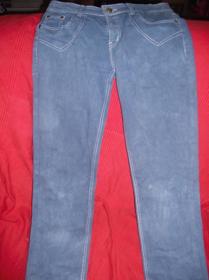 Annonce occasion, vente ou achat 'jean bleu avec des reflet blanc'