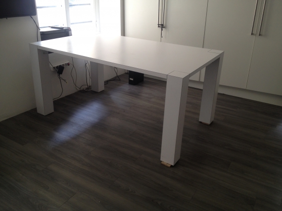 Annonce occasion, vente ou achat 'Grande table design blanche en bois'