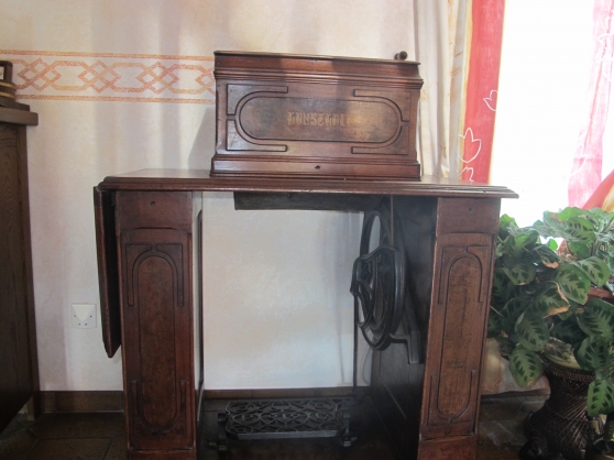 ancienne machine à coudre avec meuble