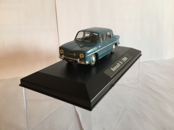 Annonce occasion, vente ou achat 'Renault 8 bleue miniature 1/43'