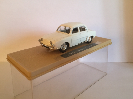 Renault Dauphine blanche miniature 1/43
