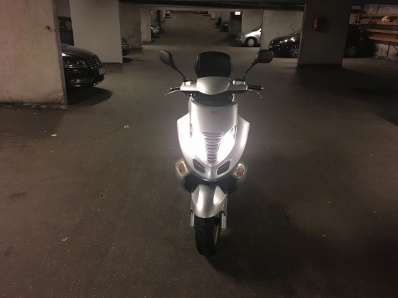 A vendre scooter argent
