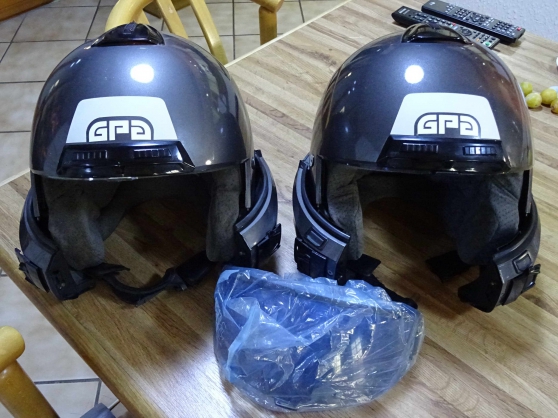 2 casques moto GPA ISR