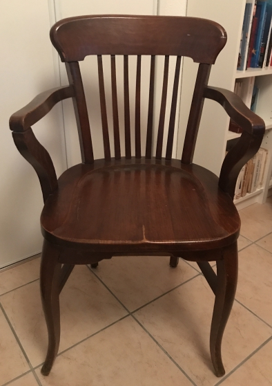 Ancien fauteuil en bois vernis foncé