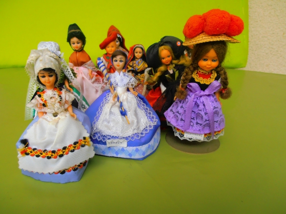 Diverses poupées régionales