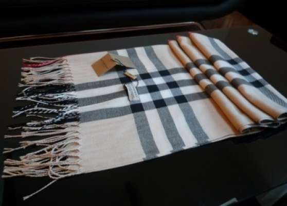 Annonce occasion, vente ou achat 'Echare Foulard burberry beige clair neuf'