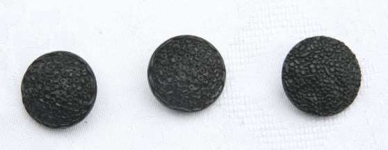 Annonce occasion, vente ou achat '3 boutons noirs anciens en ceramique'