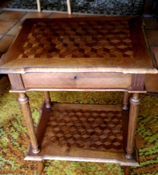 Table à ouvrage en bois marqueté