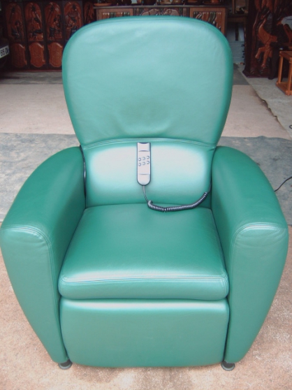 Annonce occasion, vente ou achat 'fauteuil en cuir nf 220 v faire un prix'