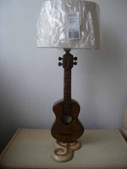 Annonce occasion, vente ou achat 'lampe guitare en bois'