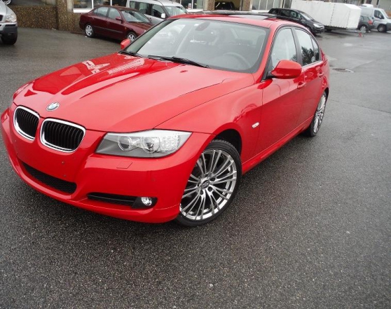 BMW serie3 de couleur rouge