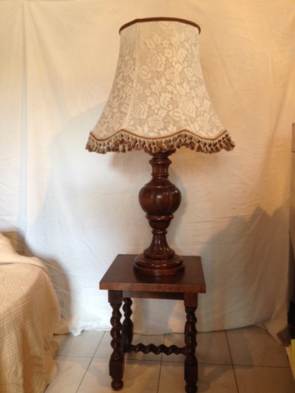 Lampe et table basse en bois
