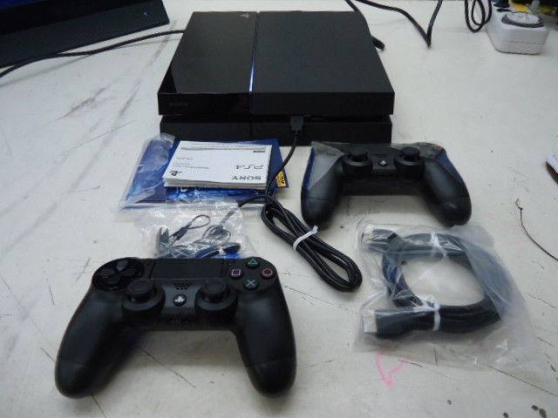 PlayStation 4 + 2 manettes + 2 jeux + 1
