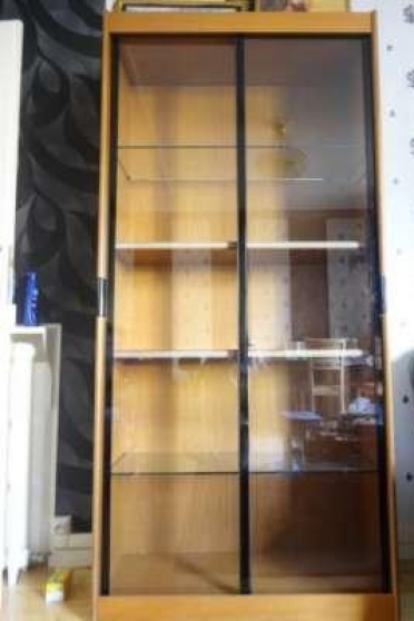 2 armoires en bois vitrées