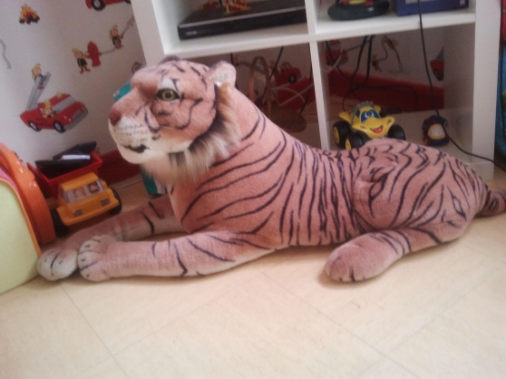 tigre en peluche en très bonne état.