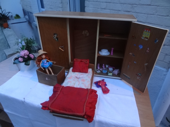 Mobilier de poupée petite armoire/ lit