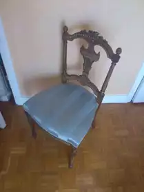 Chaise en bois doré de style Louis XVI