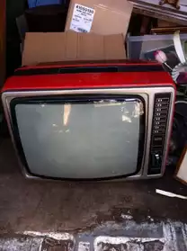 television retro rouge