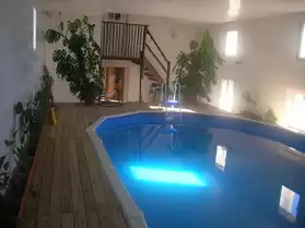 grande gironde avec piscine intérieur