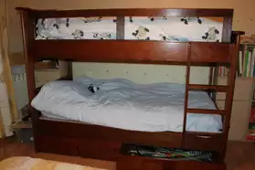 lits superposés avec armoire