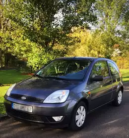Ford fiesta 1,3 ie 5 places moteur a cha