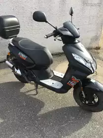 Scooter peugeot STREET ZONE