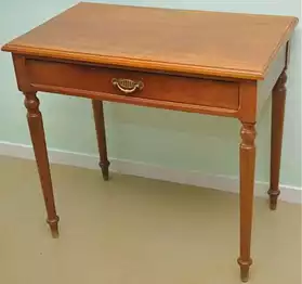 Petite table en bois dur, ciré à pieds